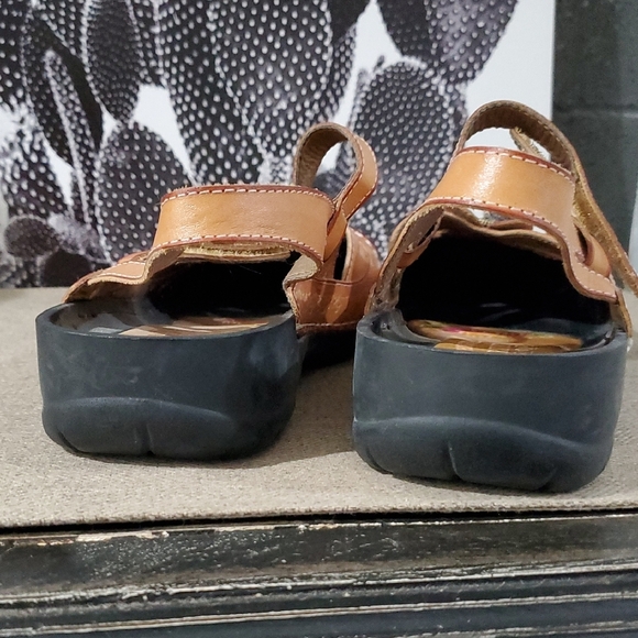 Brown Leather Sandals with Floral Design - Picture 9 of 15